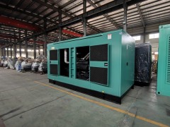 500千瓦玉柴低噪音柴油發(fā)電機組裝車發(fā)貨